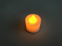Светодиодная свеча 1 штука, цвет свечения-теплый белый ,размер 3.5х4.5 см FL077